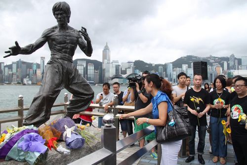 来自中国内地、台湾地区、香港特区和日本等地的“粉丝”昨向李小龙铜像献。花图片来源“台湾“中央社”