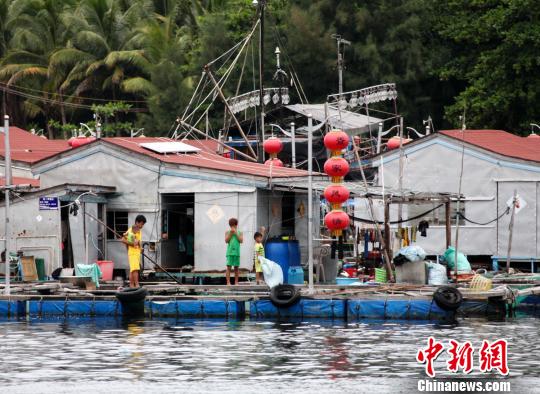 海南陵水新村港疍家人渔排一角. 尹海明 摄