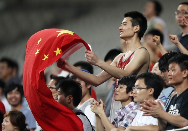 东亚杯:国足3-3日本 中国球迷挥舞国旗