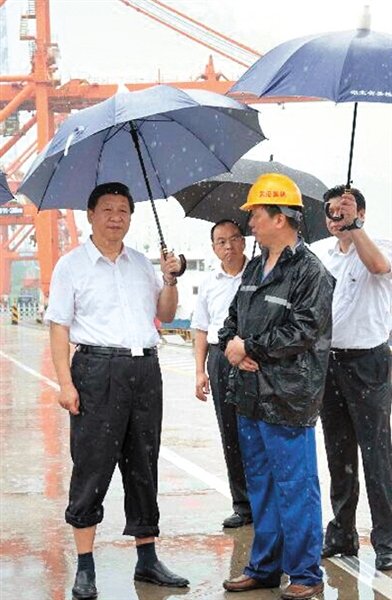 21日上午,习近平冒雨来到武汉新港阳逻集装箱港区。据新华视点