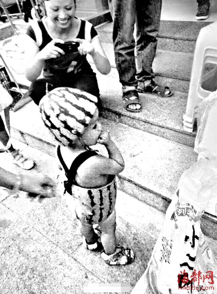 温州/@MISSZHENG_：温州城西街出现这样穿着西瓜皮的小孩子，头顶...