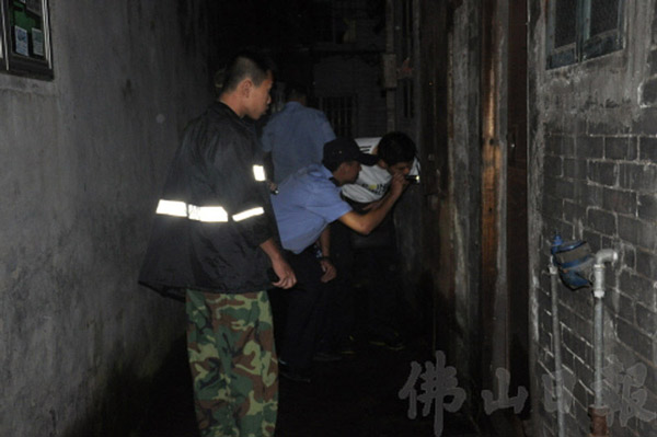 佛山扫黄卖淫女发廊小隔间被抓现行组图