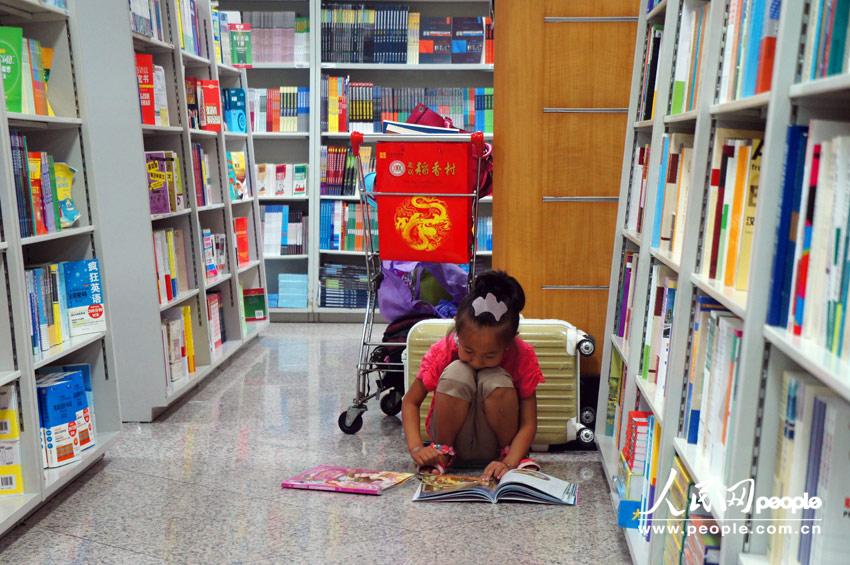 北京:书店成为避暑好去处(组图)