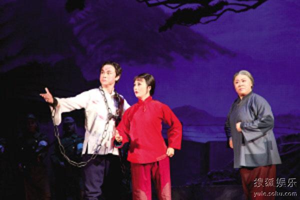 现代京剧《红灯记》隆重上演 观众享受红色经