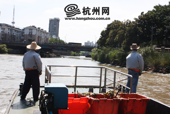 王松华和小庄站在清洁船的甲板上