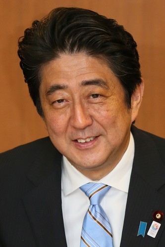 日本首相安倍晋三7月22日上午面带笑容出席自民党会议