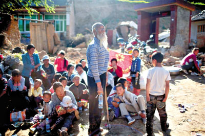 昨日，甘肃岷县梅川镇马家沟村，老人和孩子聚集在安全地带。地震导致该村6人死亡。