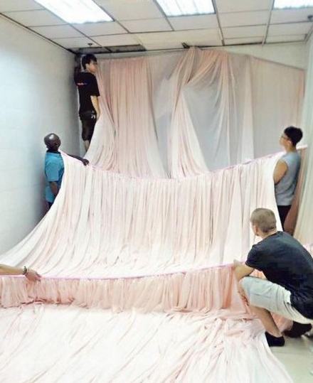 刘家良的徒孙以粉红色布疋布置灵卧室。