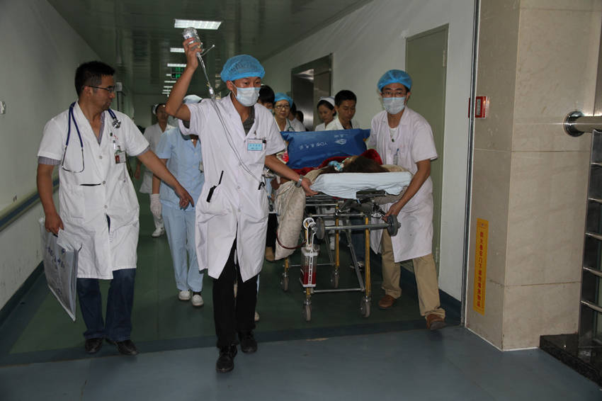 灾区又一例伤员转入甘肃省人民医院进行治疗(图)