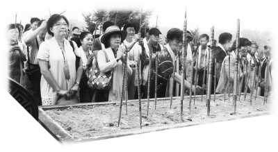 两岸嘉宾在涿鹿拜祭中华三祖。 王 昭摄