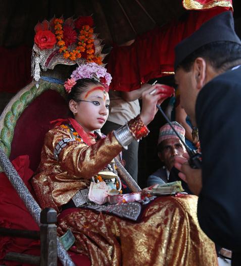 尼泊尔"活女神"空守闺房 月经初潮后便卸任