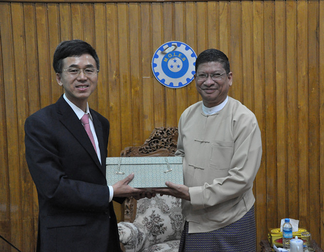 驻缅甸大使杨厚兰会见缅甸劳工部副部长敏