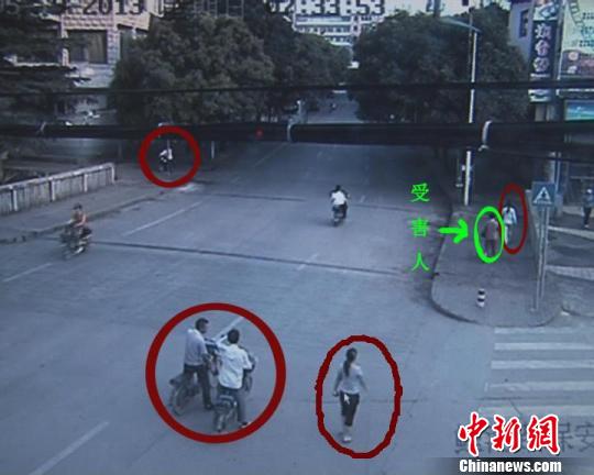 监控画面显示抢劫团伙夫妻搭配“包围”受害人。 农媛 摄