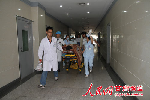 甘肃省人民医院为第二批入院的2名灾区重伤员