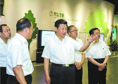 习近平总书记在武汉市民之家考察。据“新华视点”微博
