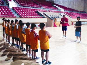 英东体育馆暑期 篮球培训班开班(图)
