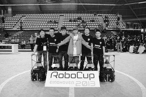 机器人足球屡夺世界冠军 大二学生打败国外专