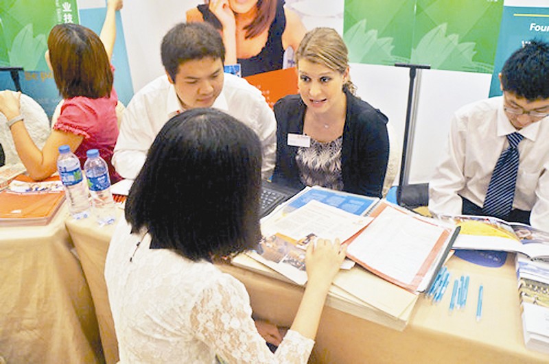 图为:留学展吸引了众多白领前来咨询 资料图片