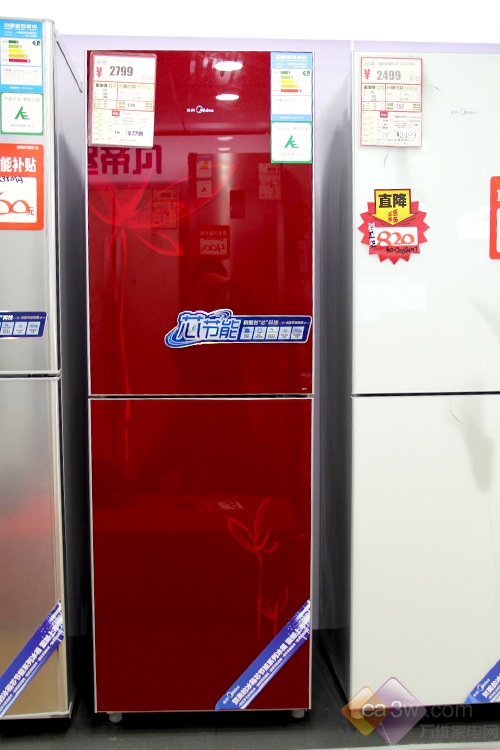 这款美的冰箱BCD-206GSMJ采用了全新的水墨红图案设计，与之前瓷白同款产品有了更多的选择。为中国消费者量身设计，特别适合新婚家庭购买使用。