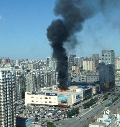 北京双井家乐福突发大火 伤亡情况不明(组图)