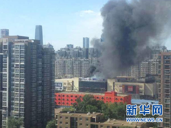 这是发生火灾的超市（7月24日摄）。7月24日，北京东三环双井附近的一家乐福超市发生火灾，浓烟滚滚。新华社记者 任珂