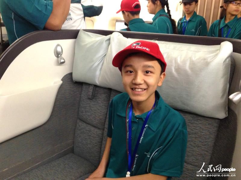 图:国泰航空邀百名四川雅安学生和家长访问香港
