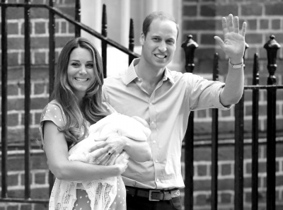 23日，威廉夫妇携子在伦敦圣玛丽医院门前露面。新华社发