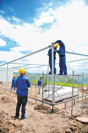 老板自带工人给灾区搭建彩钢房(图)