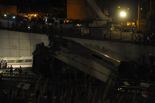 西班牙发生列车脱轨事故 致40多人死70人伤(图