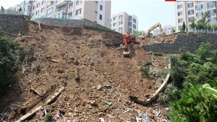 柳树街一土坡塌方 楼脚悬空居民撤离(图)-搜狐大连