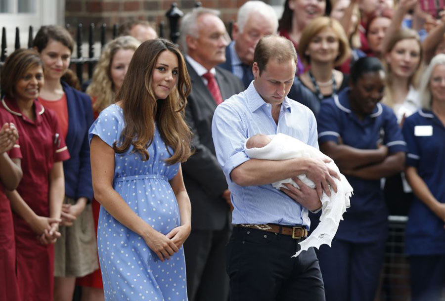 7月23日,威廉王子右和怀抱小王子的凯特王妃在英国伦敦圣玛丽医院门前