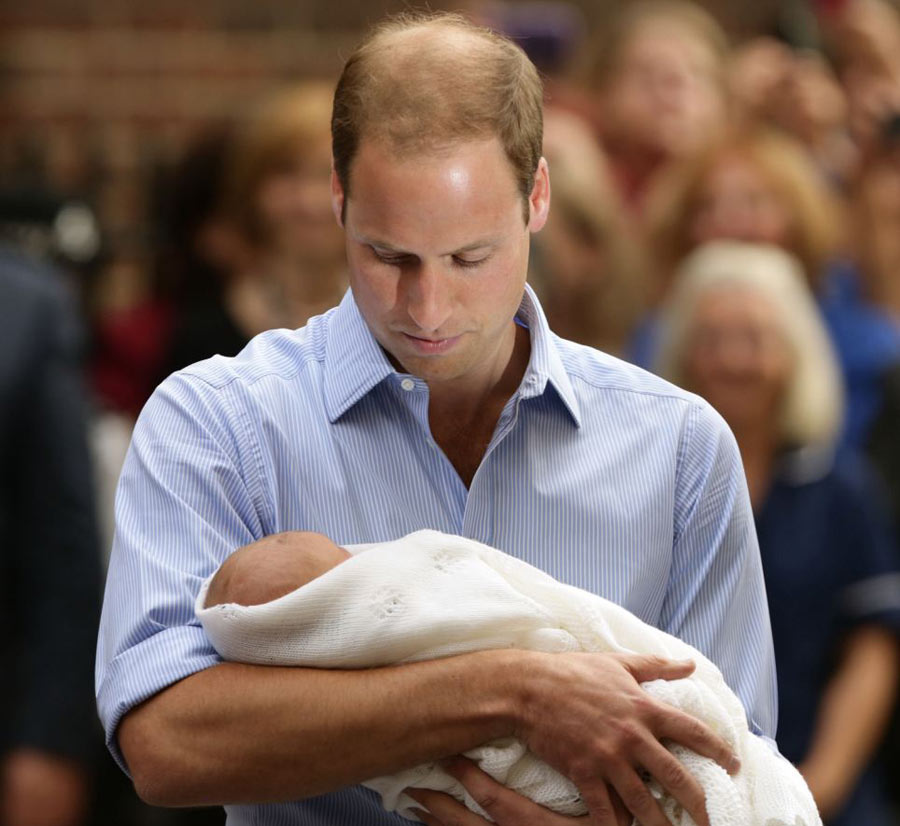 7月23日,威廉王子右和怀抱小王子的凯特王妃在英国伦敦圣玛丽医院门前