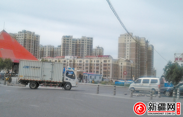 乌鲁木齐喀什东路铁道口隔离桩遭破坏 汽车横
