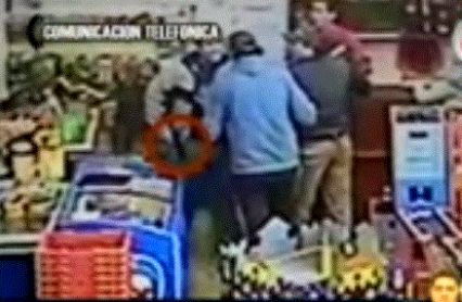 阿根廷便衣警察因5毛钱拔枪威胁华人超市店员(图)