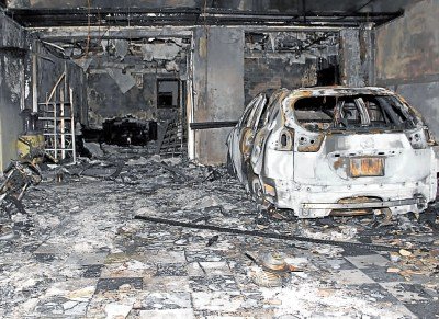 商人住家疑遭掷汽油弹，屋子严重被烧毁，殃及车房内的一辆豪华休旅车及摩托车被烧成废铁。（马来西亚《南洋商报》）