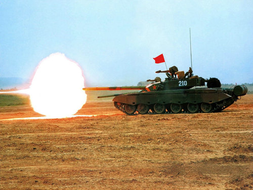 资料图：中国主战坦克T-99主炮射击。