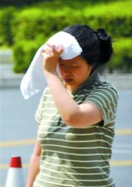 行人不停地擦拭着额头上的汗水 实习生 韦祈豪 现场图片