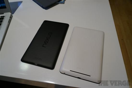 新Nexus 7(黑)对比上一代Nexus 7(白)