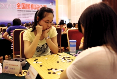 陈慕凡:围棋是永远的爱好(图)认真下棋的陈慕凡.