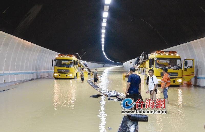 排水不畅,成功大道梧村隧道至今仍有路段泡在水里