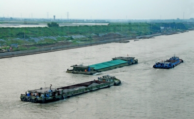 京杭大运河扬州段沿岸植被犹如画廊.