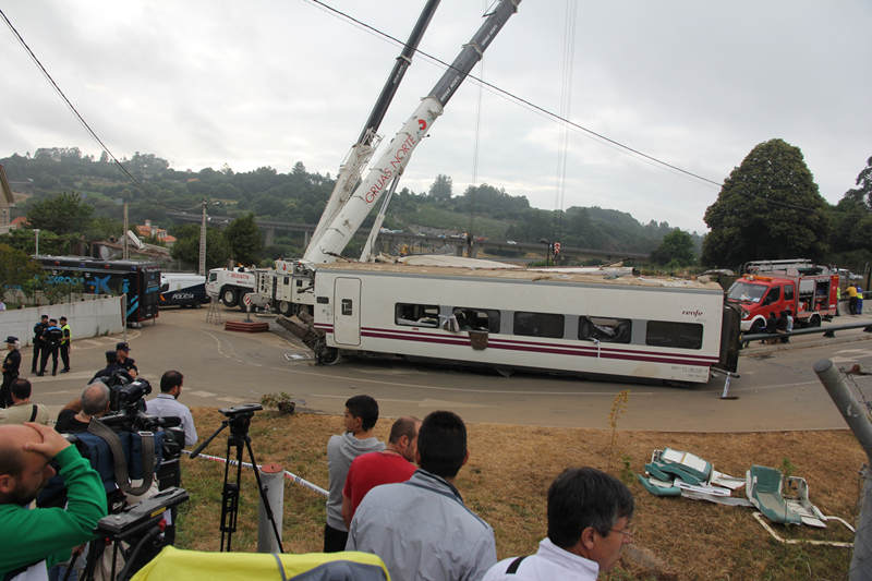 西班牙火车脱轨事故致至少80人死亡逾百人受