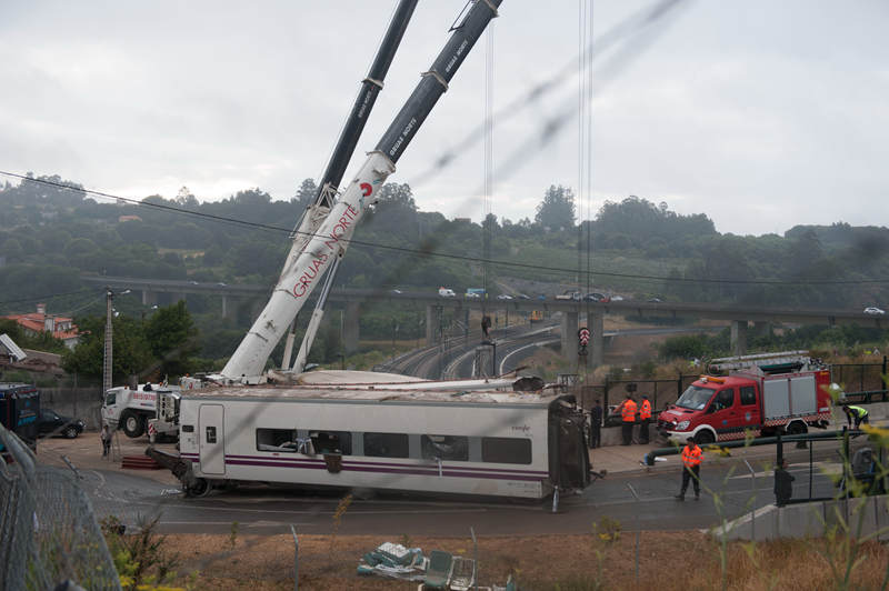 西班牙火车脱轨事故致至少80人死亡逾百人受