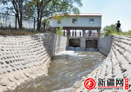 7月25日14时20分,风华园景观区西北角大寨闸西侧的一道闸口开启,渠水