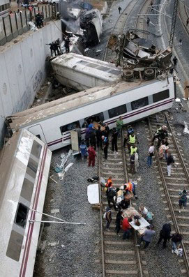 西班牙列车超速转弯脱轨 已导致80人遇难