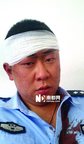 传青海西宁民警出警执法 遭城管殴打并夺取枪