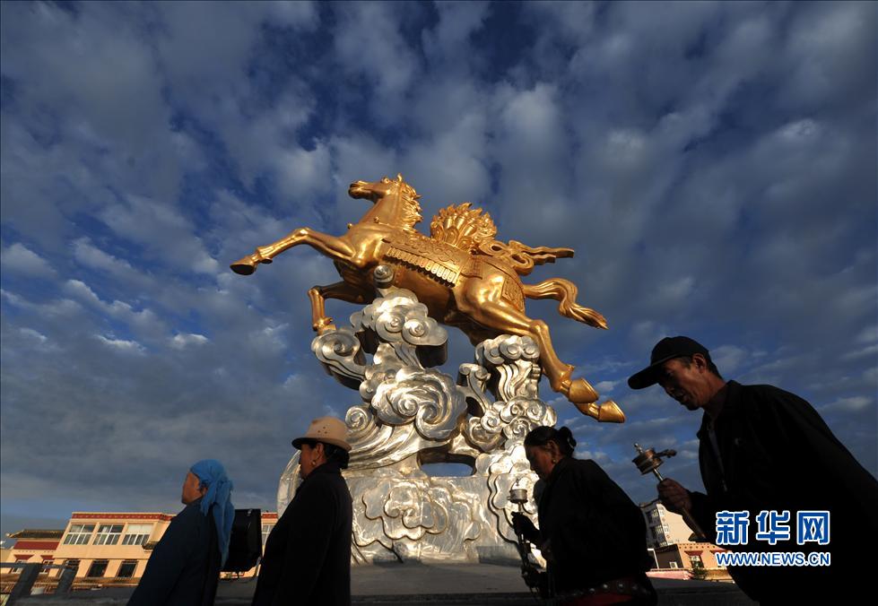 甘肃省甘南藏族自治州玛曲县上空的云朵千姿百态