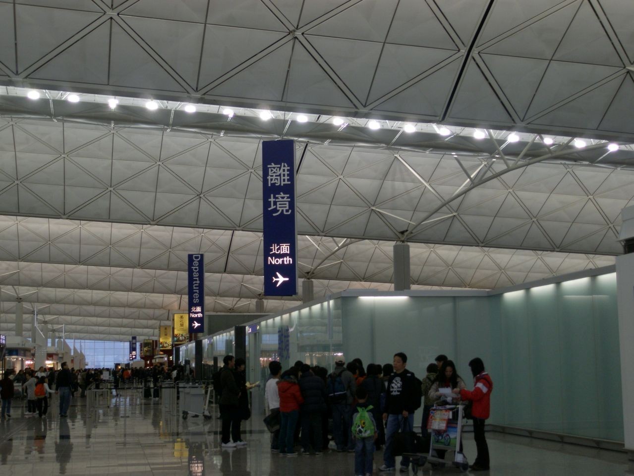 四名内地男女在香港机场非礼、袭击女职员被捕(图)-搜狐滚动