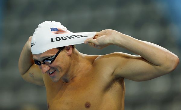 图文:美国游泳队赛前训练 罗切特戴泳帽