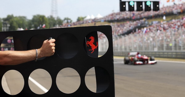图文:F1匈牙利站排位赛 法拉利的提示牌